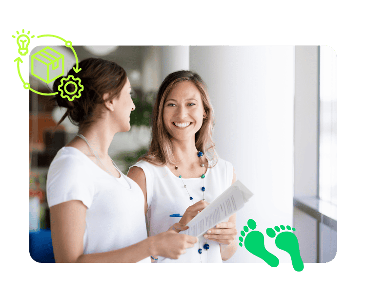 Pracownice biura rozmawiają o dokumencie